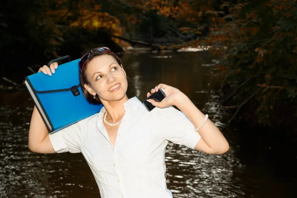 Intressant kvinna har resten på natur — Stockfoto