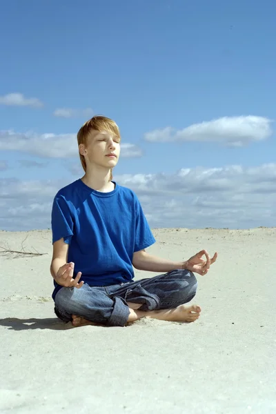 Junge auf dem Sand — Stockfoto