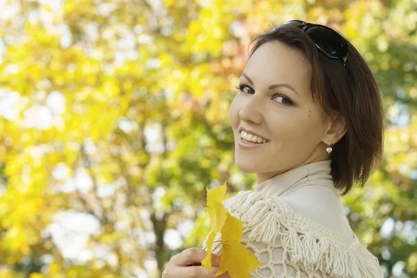 Mulher bonita jovem andando — Fotografia de Stock