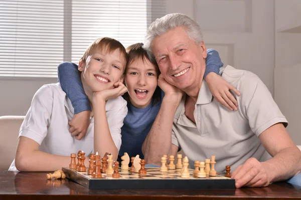 Deux garçons et grand-père jouant aux échecs — Photo