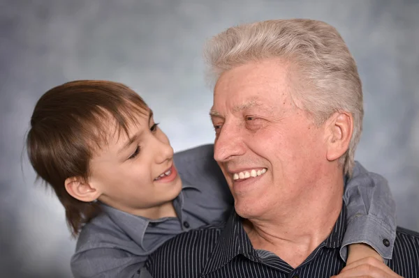 Gelukkige jongen en zijn grootvader — Stockfoto