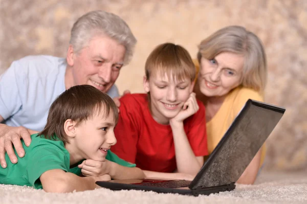 Paar en hun kleinkinderen — Stockfoto