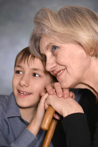 Glücklicher Junge und seine Großmutter — Stockfoto