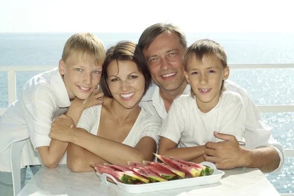 Familie isst Wassermelone — Stockfoto