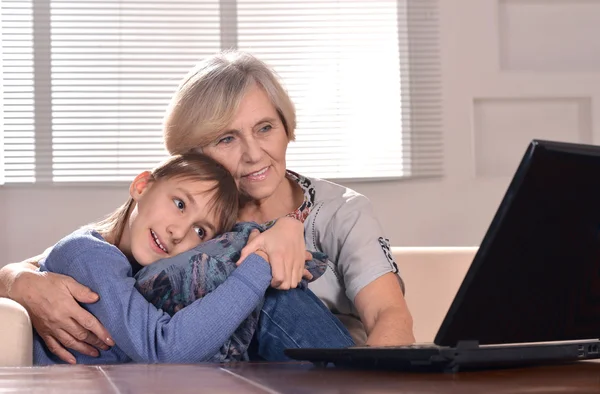 Menino e avó com laptop — Fotografia de Stock