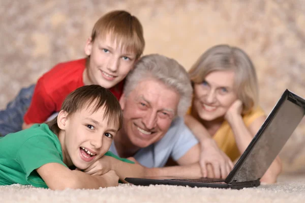 Ehepaar und ihre Enkelkinder — Stockfoto