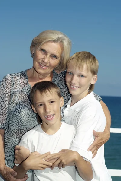 Starší žena s vnoučaty — Stock fotografie