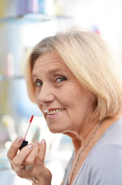 Mooie vrouw in de badkamer — Stockfoto