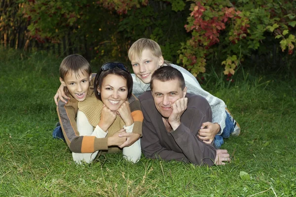 Familia acostada en la hierba —  Fotos de Stock