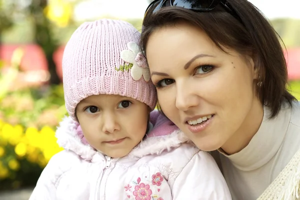 Mom and girl in the autumn — Stock Photo, Image