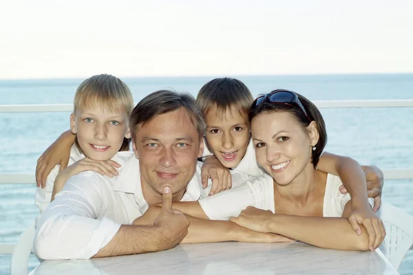 Gelukkige familie van vier — Stockfoto