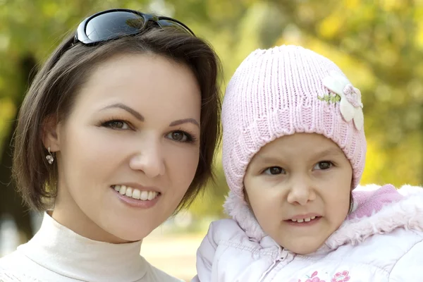 Mom and young daughter walking — Stock Photo, Image