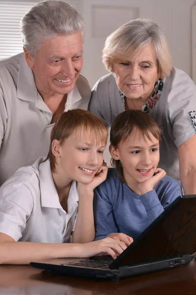 Família em um laptop — Fotografia de Stock