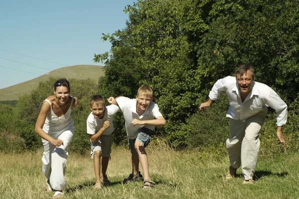 Famiglia felice di quattro persone — Foto Stock