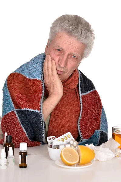 Uomo anziano caucasico trattato con medicinali — Foto Stock