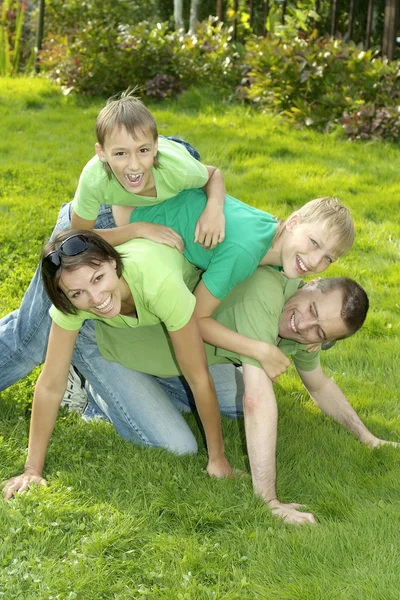 绿色 t 恤的家庭 — 图库照片