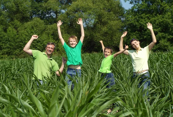 Família na camisa verde — Fotografia de Stock