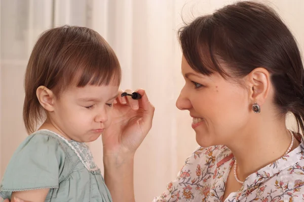 Mutter macht ihre Tochter — Stockfoto