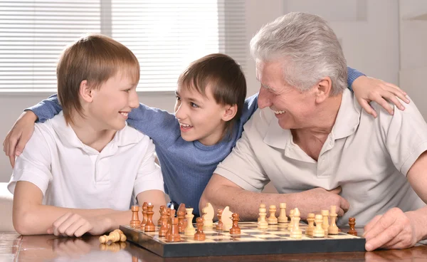 Due ragazzi e nonno che giocano a scacchi — Foto Stock