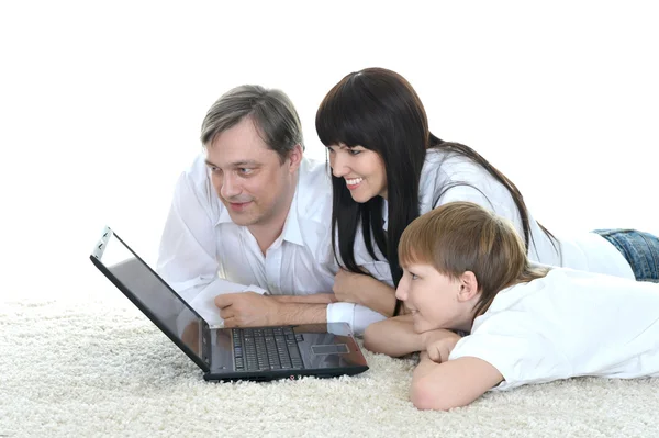 Família alegre com caderno — Fotografia de Stock