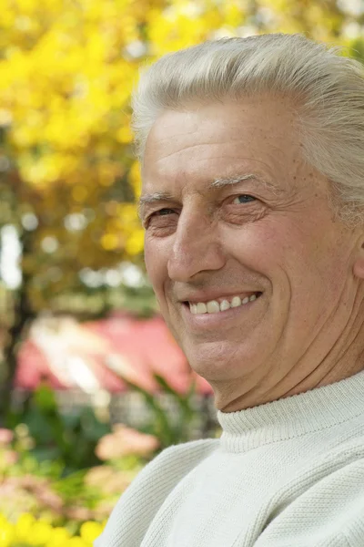 Senior man walking — Stock Photo, Image