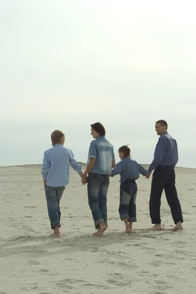 Família feliz em uma caminhada — Fotografia de Stock