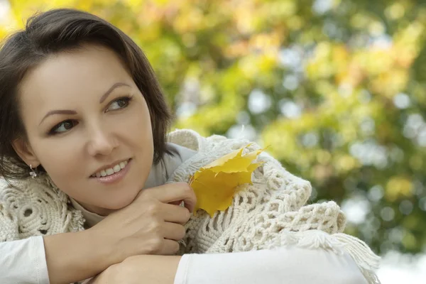 Giovane donna che cammina nel parco — Foto Stock