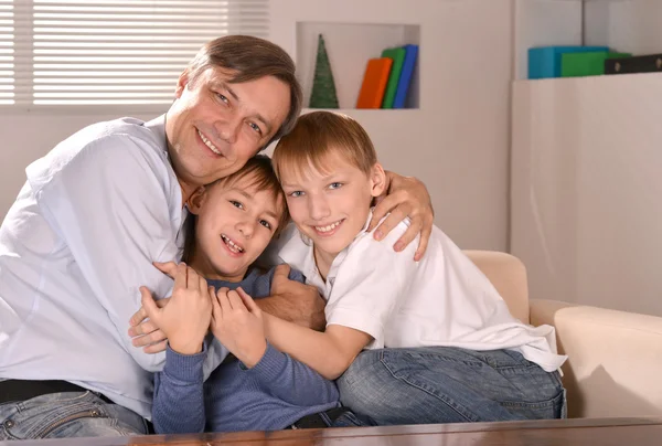 Père heureux embrassant ses fils — Photo