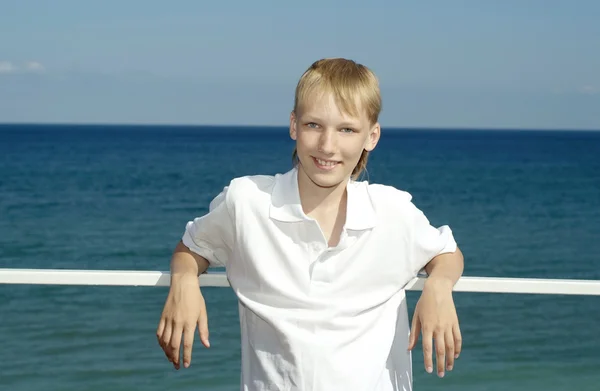 Jongen in een wit t-shirt — Stockfoto