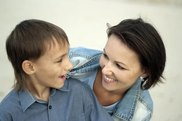 Mãe e filho felizes — Fotografia de Stock