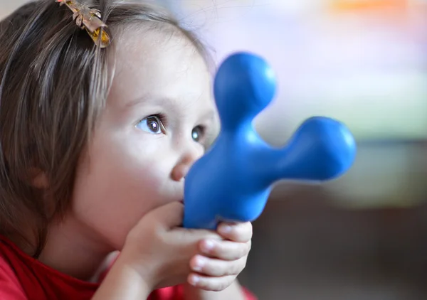 Kız bir balon şişirmek çalışıyor — Stok fotoğraf