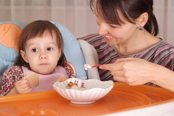 Petite fille mignonne manger — Photo