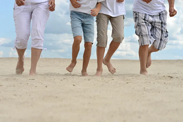 Pies de personas caminando — Foto de Stock