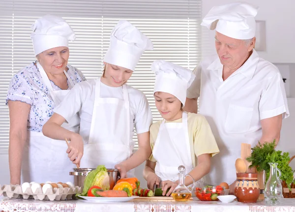 Preparing dinner together — Stock Photo, Image