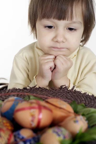 Bambino e uova di Pasqua — Foto Stock