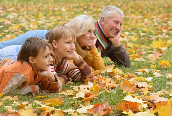 Familia amigable caminando — Foto de Stock