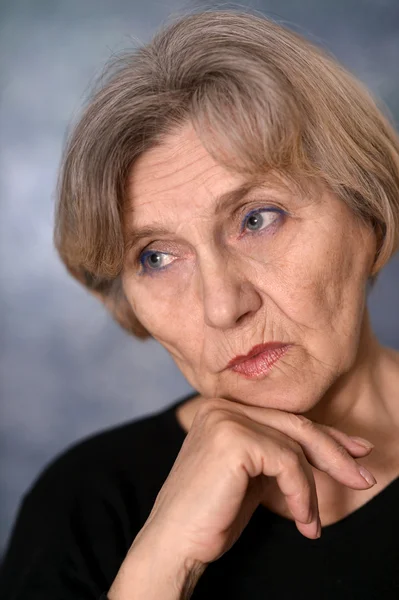 Portrett av en tenkende eldre kvinne – stockfoto