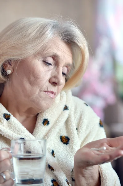 Donna anziana che prende un medicinale — Foto Stock