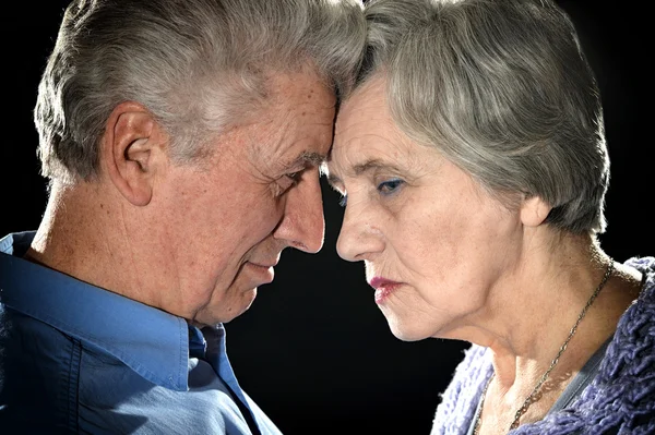 Bejaarde echtpaar omarmen — Stockfoto