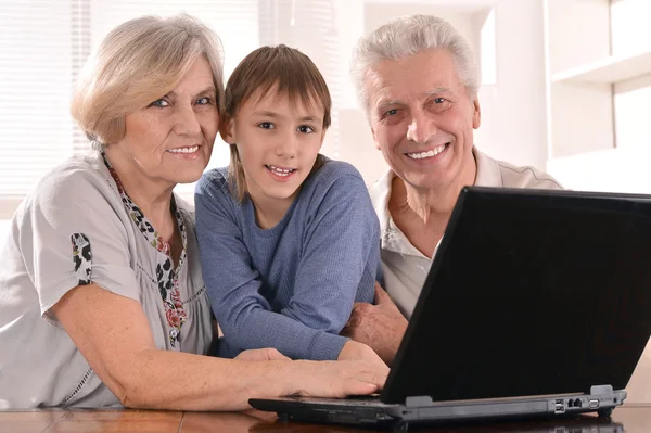 Junge mit seinen Großeltern — Stockfoto