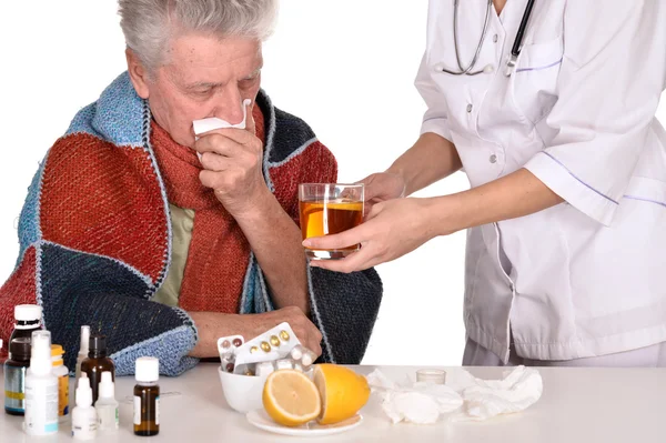 Médecin traite l'homme âgé malade — Photo