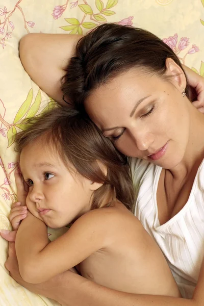 Joven madre e hija — Foto de Stock