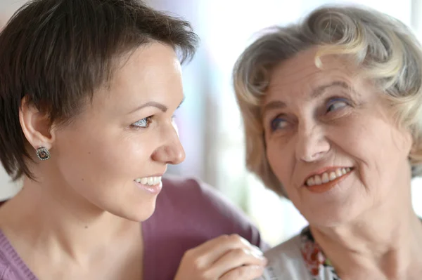 Donna anziana e una giovane donna — Foto Stock