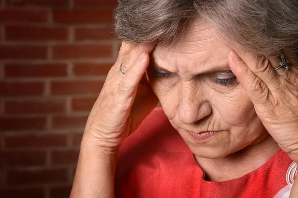 Frau im roten Kleid — Stockfoto