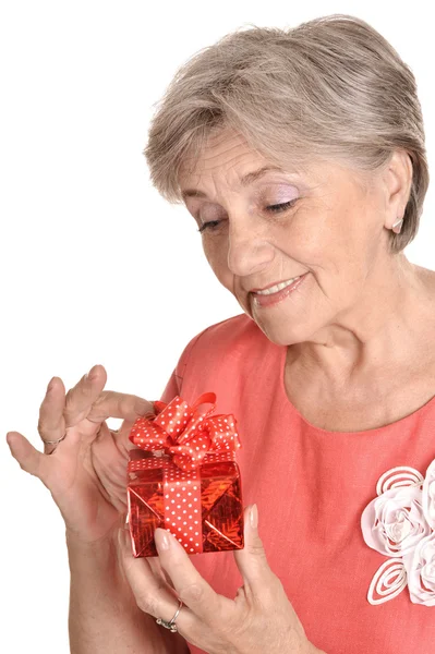 Frau mit einem Geschenk — Stockfoto