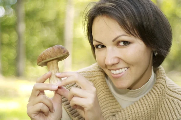 Fröhliche Frau hält — Stockfoto