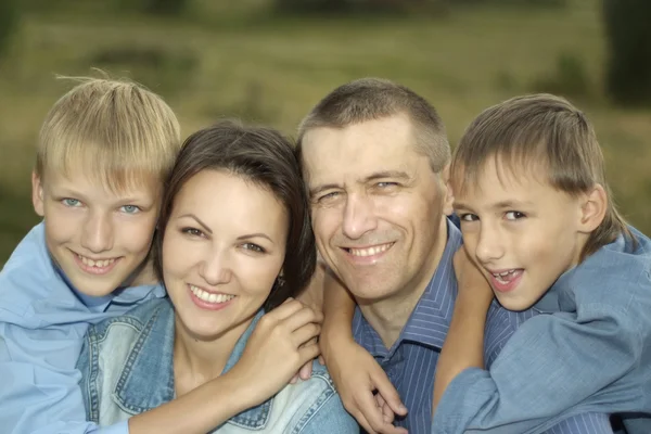 Família feliz descansando juntos — Fotografia de Stock