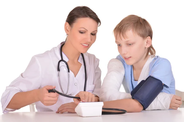 Porträt einer Krankenschwester und eines Jungen mit gebrochenem Arm — Stockfoto