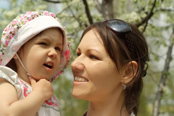 Baby and her mom went for a walk — Stock Photo, Image