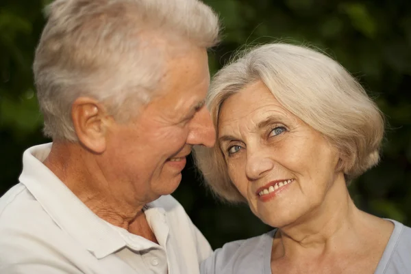 Bellas parejas de ancianos en el jardín — Foto de Stock